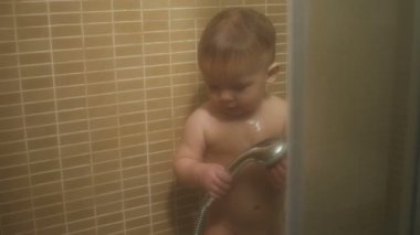 Erkek bebek banyo oyun su ile duş