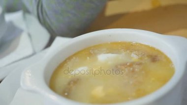 kadın bir restoran closeup çorbaya yiyor