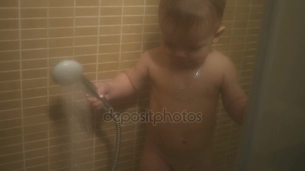 Baby boy a shower with play water in bathroom — Stockvideo