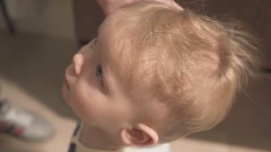 Anne bebek çocuk saçı banyodan sonra kurur.