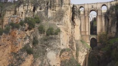 turist kayanın üzerinde durmak ve bir muhteşem dağ manzara ve mimari bak