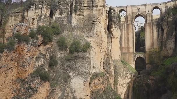 Туристи стоять на скелі і дивляться на чудовий гірський ландшафт і архітектуру — стокове відео
