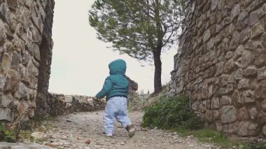 bir yıl dağlarda kalıntıları eski castle yakınındaki eski bebek yürüyor. İspanya. Ronda
