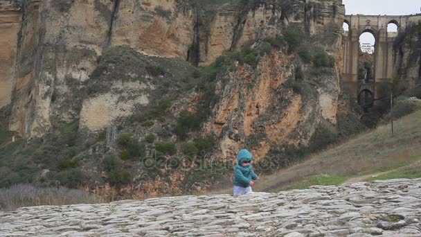 Bambino di un anno cammina vicino alle rovine vecchio castello in montagna. Spagna. Ronda — Video Stock