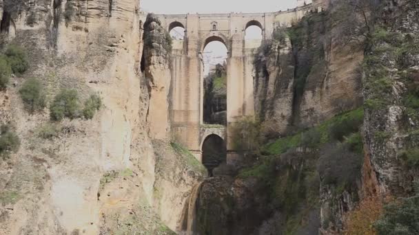 Turistas se paran en una roca y miran un magnífico paisaje de montaña y arquitectura — Vídeo de stock