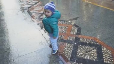 Bahar. Steadicam atış bir kaldırımdan yavaş çalışan çocuk