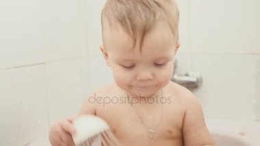 Bebek Banyo oyun su ile duş. Kolye çapraz ile bebek