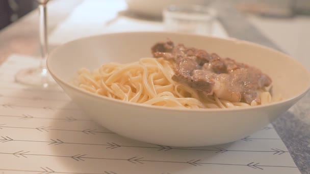 Uomo Mangiare bistecca con la pasta — Video Stock