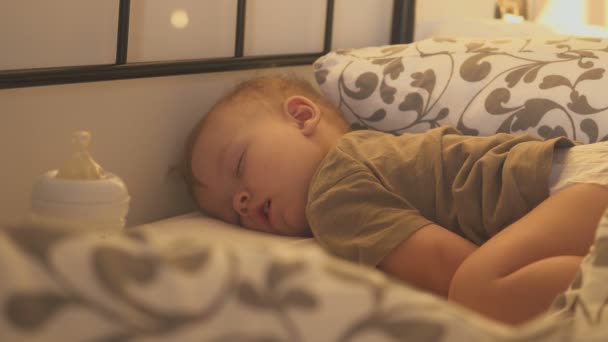 Schlafendes Baby mit Babyflasche — Stockvideo