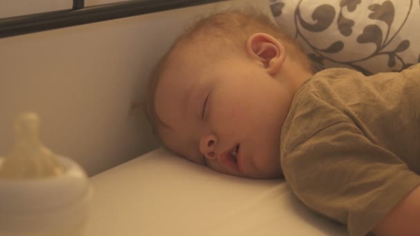 Sovande Baby med nappflaska — Stockvideo