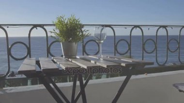 Boş bardak şarap balkondan denize karşı