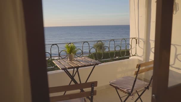 Balcón en el hotel con excelentes vistas al mar — Vídeos de Stock