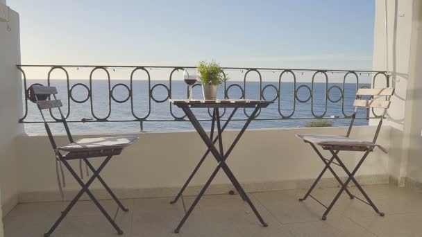 Balkon aan het hotel met uitstekende zeezicht — Stockvideo