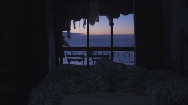 Otelde deniz manzaralı balkon. Sunrise adlı genç bir kadın görünüyor