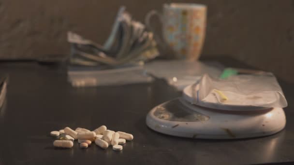 De drugsdealer verpakkingen van drugs - in tabletten amfetamine of andere - in pakketten en ze weegt. — Stockvideo