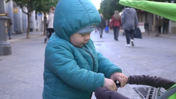 Steadicam tiro de niño triste en la acera, cámara lenta — Vídeo de stock