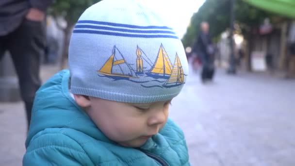 Steadicam-Aufnahme eines traurigen kleinen Jungen auf dem Bürgersteig, Zeitlupe — Stockvideo