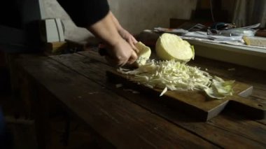 Bayan yeşil salata ahşap tahta üzerinde bıçak ile kesme eller. Bıçak kesim sebze salatası için kapatın. Bıçak yakından vejetaryen salata için taze lahana keser. Sebze salatası hazırlanması