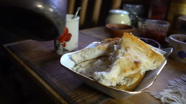 Las manos femeninas imponen un pastel casero en un plato — Vídeos de Stock