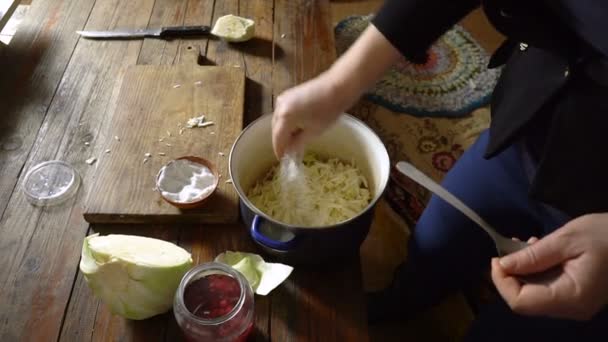 Kadın el ahşap tahta üzerinde yeşil salata yemek. Sebze salatası hazırlanması — Stok video