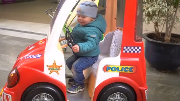 Carro de brinquedo azul na rua ilustrativa atração editorial carro câmera lenta — Vídeo de Stock