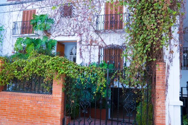 Edifício com janela tradicional decorado com flores de laranja fresca. Espanha, Nerja — Fotografia de Stock