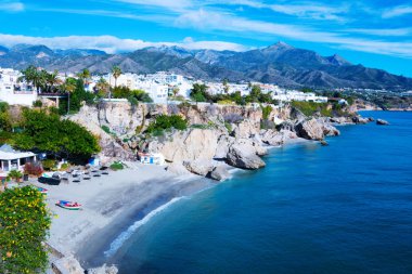 Coast resort kasaba Nerja İspanya yakınında. Balcon de Europa görüntülemek