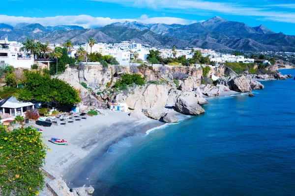 Coast resort kasaba Nerja İspanya yakınında. Balcon de Europa görüntülemek