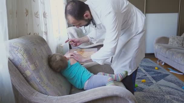 O médico visita o paciente bebê em casa. O médico diagnostica a garganta dos pacientes — Vídeo de Stock