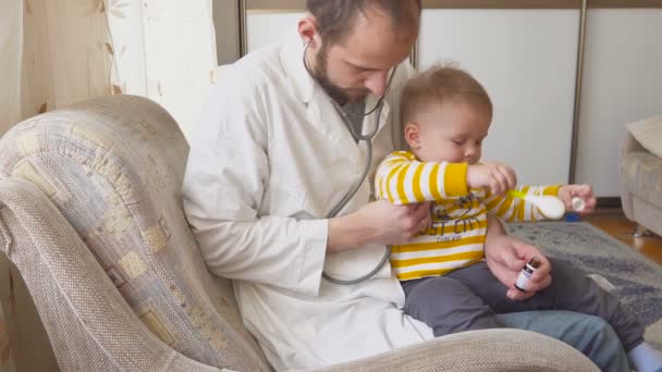 O médico visita o paciente bebê em casa. Bebê com estetoscópio — Vídeo de Stock