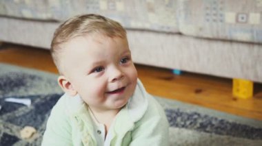 bir odada gülümseyen bir çocuk portresi