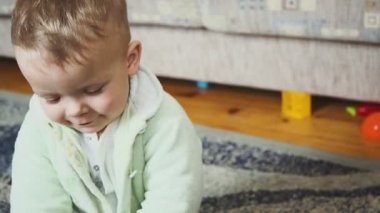 bir odada gülümseyen bir çocuk portresi