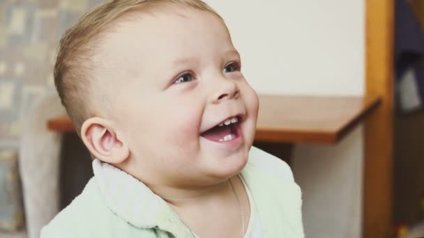 Retrato de un niño sonriente en una habitación — Vídeos de Stock