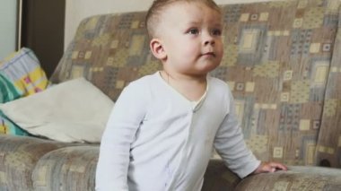 bir odada gülümseyen bir çocuk portresi