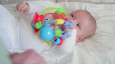 arka yüzündeki mutlu bebek