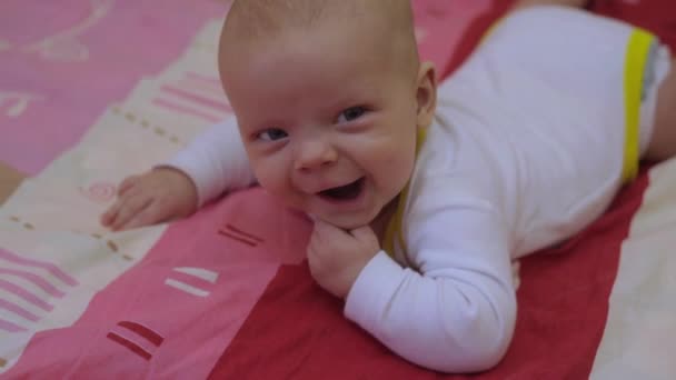 Gelukkig baby op rug — Stockvideo