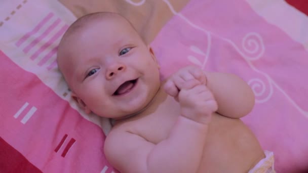 Gelukkig baby op rug — Stockvideo