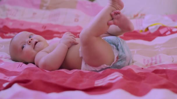 Gelukkig baby op rug — Stockvideo