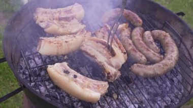 Şef ızgara et saygısız. Barbekü et üzerinde hazırlanıyor ızgara, yakın çekim. Koyun eti veya domuz eti ızgara.