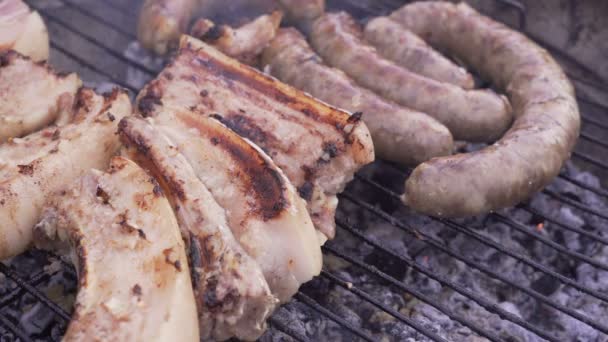 Chef-kok is het wegknippen van vlees op de grill. Barbecue vlees voorbereiden op grill, close-up. Lams- of varkensvlees grillen. — Stockvideo