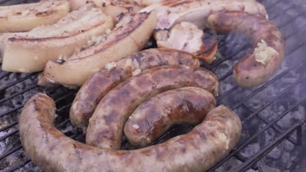 Chef-kok is het wegknippen van vlees op de grill. Barbecue vlees voorbereiden op grill, close-up. Lams- of varkensvlees grillen. — Stockvideo