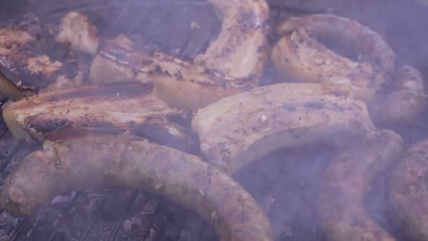 Kocken vända kött på grillen. Grilla kött förbereder sig på grill, närbild. Lamm eller fläsk grillning. — Stockvideo