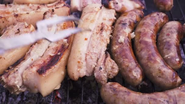 Şef ızgara et saygısız. Barbekü et üzerinde hazırlanıyor ızgara, yakın çekim. Koyun eti veya domuz eti ızgara. — Stok video