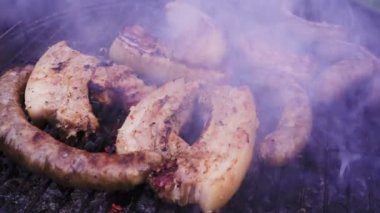 Şef ızgara et saygısız. Barbekü et üzerinde hazırlanıyor ızgara, yakın çekim. Koyun eti veya domuz eti ızgara.