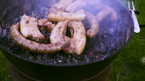 Szef kuchni jest rzut mięsa na grillu. Do grillowania mięsa przygotowanie na grill, z bliska. Baranina lub grillowania, wieprzowina. — Wideo stockowe