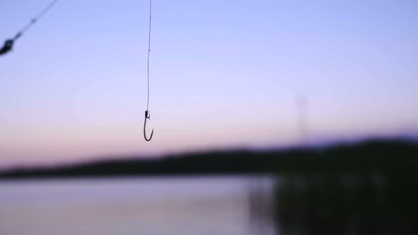 Pescatore mette vermi come esca per il pesce sulla canna del gancio — Video Stock