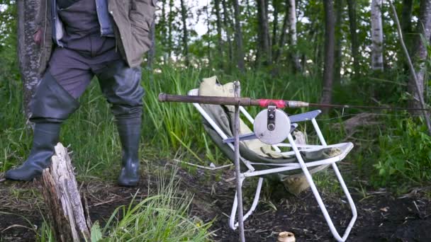 Flotteur de pêche dans le lac — Video