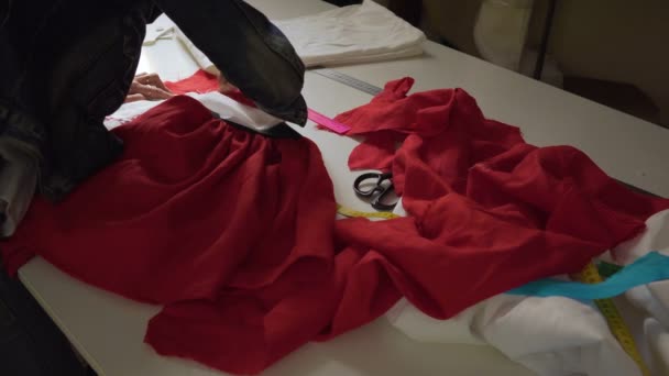 Kleding ontwerper werkt met metingen op een studio-tafel. 4k Uhd . — Stockvideo