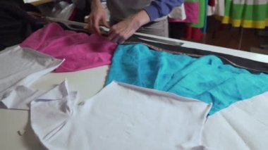 Giysi Tasarımcısı studio tablo üzerinde ölçümler ile çalışıyor. 4k Uhd .