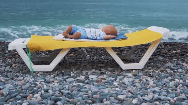 The sleeping baby on the beach — Stock Video